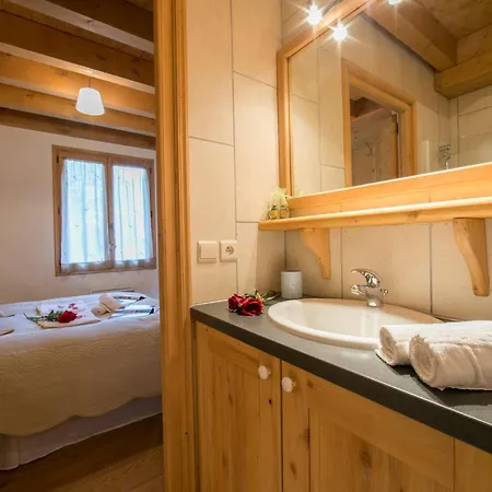 Chalets Bonheur 6Br Sauna Sleeps 10 - Happy Rentals